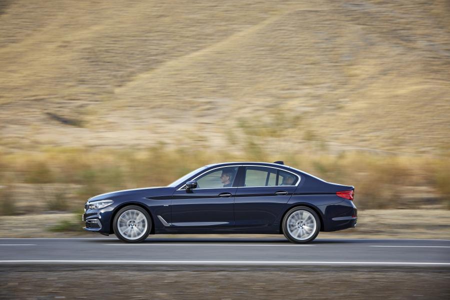  BMW 530d xDrive Sedan Luxury Line 2017 года  (WW) (фото 44 из 61)